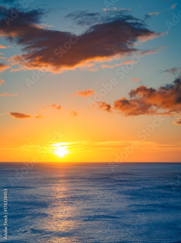 Fototapeta Naklejka Na Ścianę i Meble -  Sunset over the Pacific - Golden hour