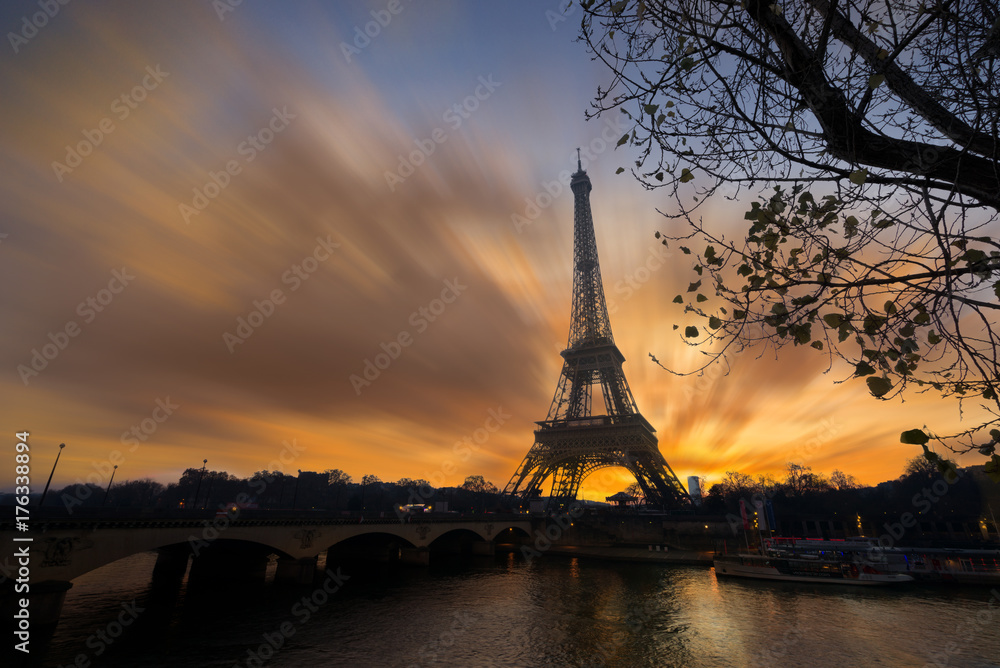 Obraz premium The Eiffel tower at sunrise in Paris