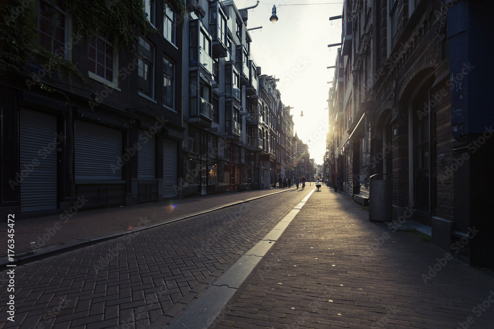 Sonnenaufgang in Amsterdamer Innenstadt, Straßenflucht
