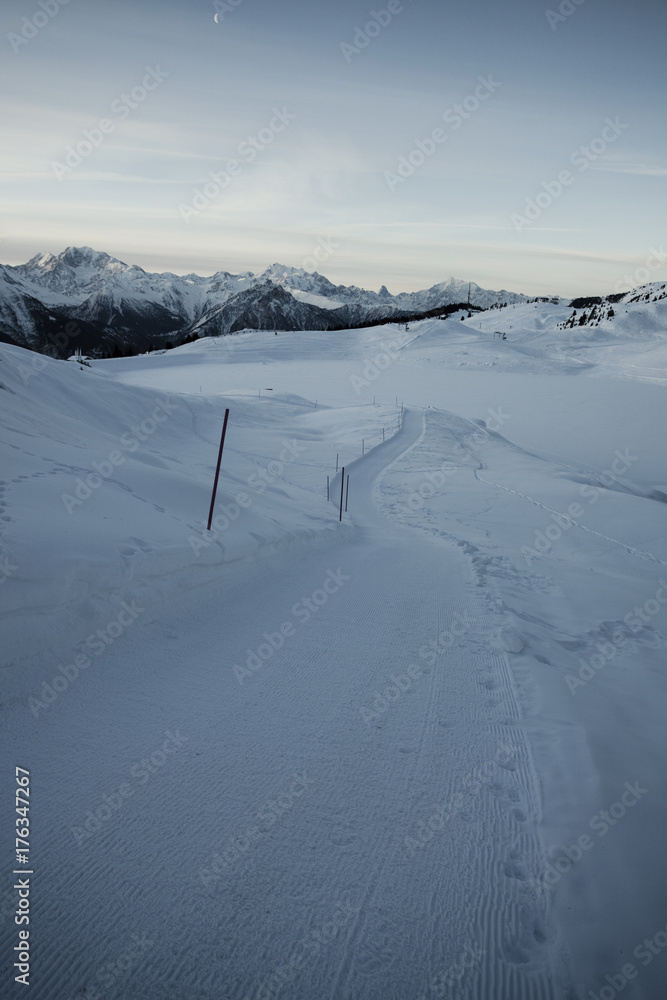 Winterlich verschneite Landschaft in den Alpen 