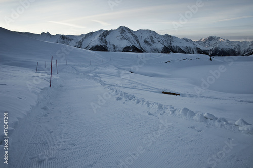 Winterlich verschneite Landschaft in den Alpen  © Cyb Addison