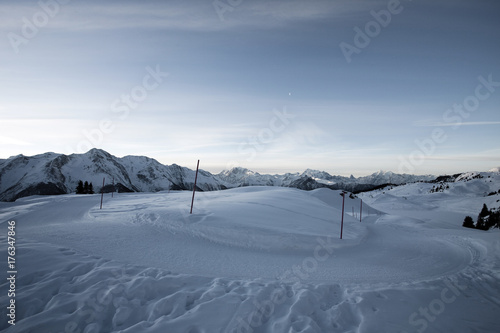 Winterlich verschneite Landschaft in den Alpen 