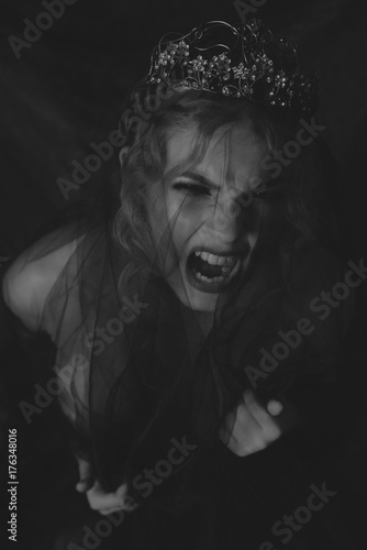 Foto Queen of darkness in black fantasy costume on dark gothic background