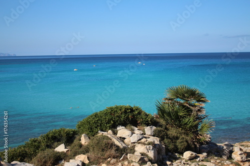 Steine und türkisfarbenes Meer auf Mallorca © Manu Pahlke