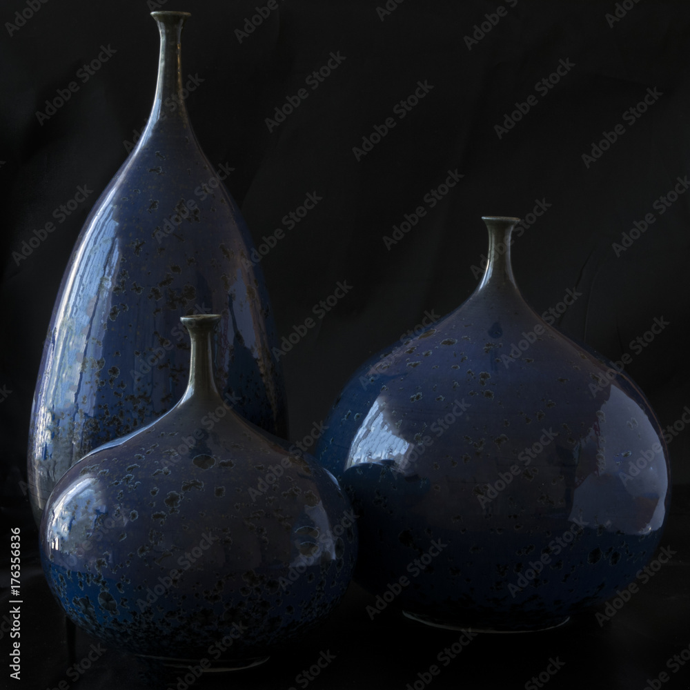 Tres jarrones. Bodegón compuesto con tres jarrones de cerámica. foto de  Stock | Adobe Stock