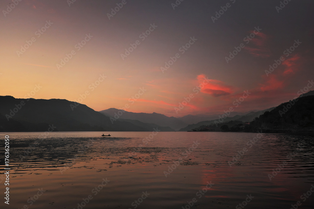 Obraz premium Sunset on a mountain lake