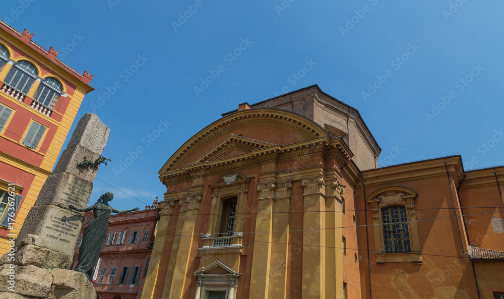 Monumento Alla Liberta und San Domnico Kathedrale Modena Emilia Romagna Italien