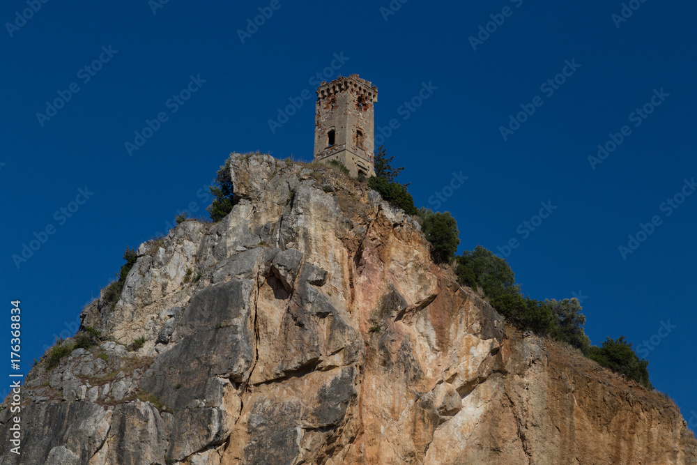 Burgruine in der Toskana auf einem Felsen