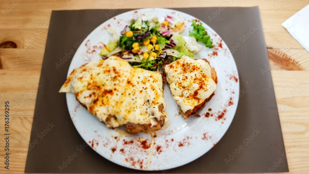 Pinchitos de cerdo con queso y ensalada Pinchitos de cerdo con queso y ensalada