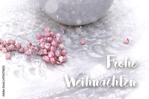 froehe weihnachten rosa beeren auf silbertablett mit schnee photo