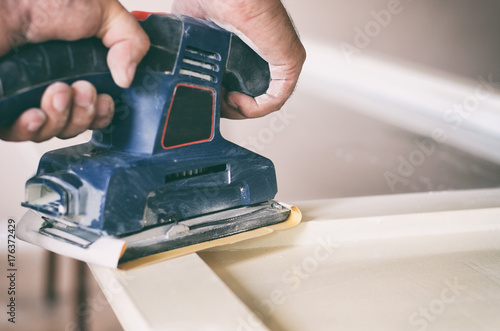 Quadro em tela Orbital sander in use, sanding old door for a new lick of paint.