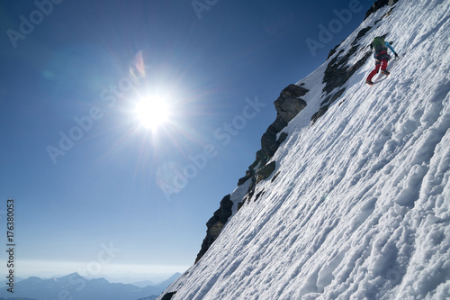 Bergsteiger klettert eine Schneeflanke in der Nordwand