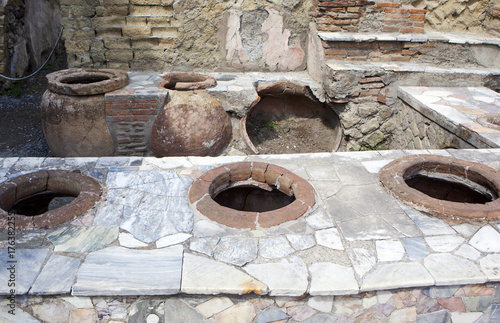 Термополий - античная харчевня. Древний город Геркуланум. Эрколано. Италия. © aphonua