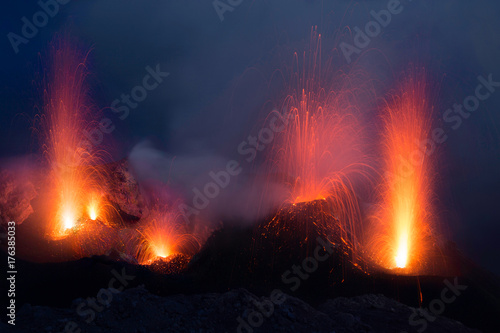 Stromboli eruzione ed esplosioni di lava al cratere visti all'alba dall'alto del cratere