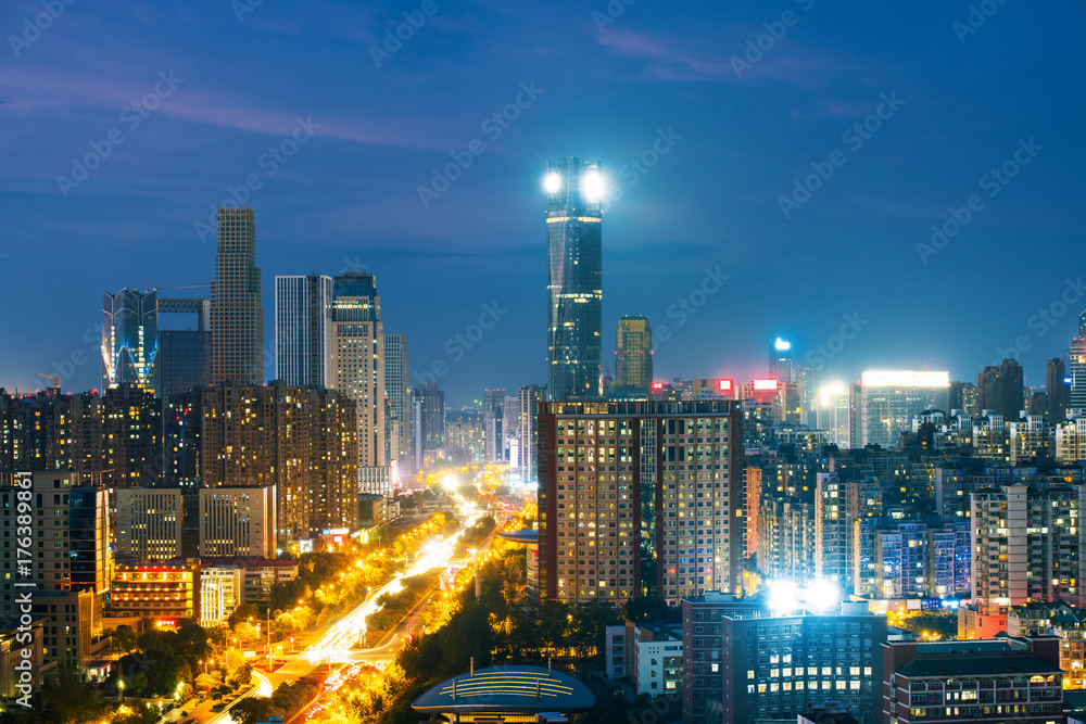 Fototapeta premium panoramic view of shanghai skyline with huangpu river at dusk