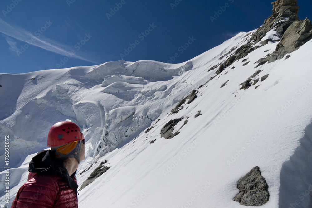 Bergsteigerblickt zum Gipfel des Piz Palü via Ostpfeiler, Kuffnerpfeiler mit Seracs und Wechten im Hintergrund
