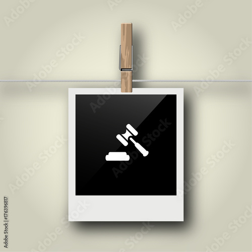 Sofortbild mit Symbol an Wäscheleine - Gerichtsbeschluss