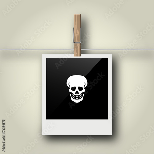 Sofortbild mit Symbol an Wäscheleine - Schädel