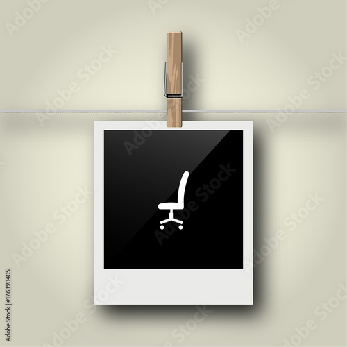 Sofortbild mit Symbol an Wäscheleine - Stuhl