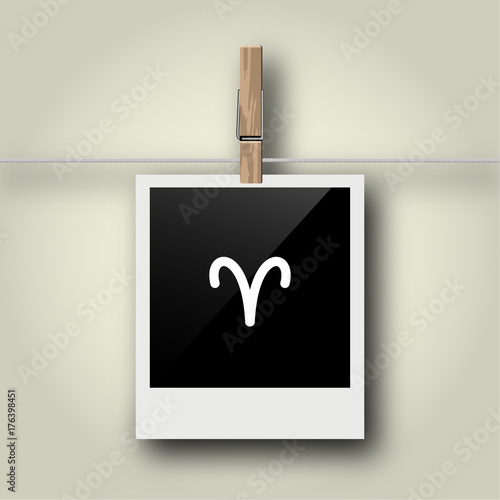 Sofortbild mit Symbol an Wäscheleine -  Sternzeichen - Widder
