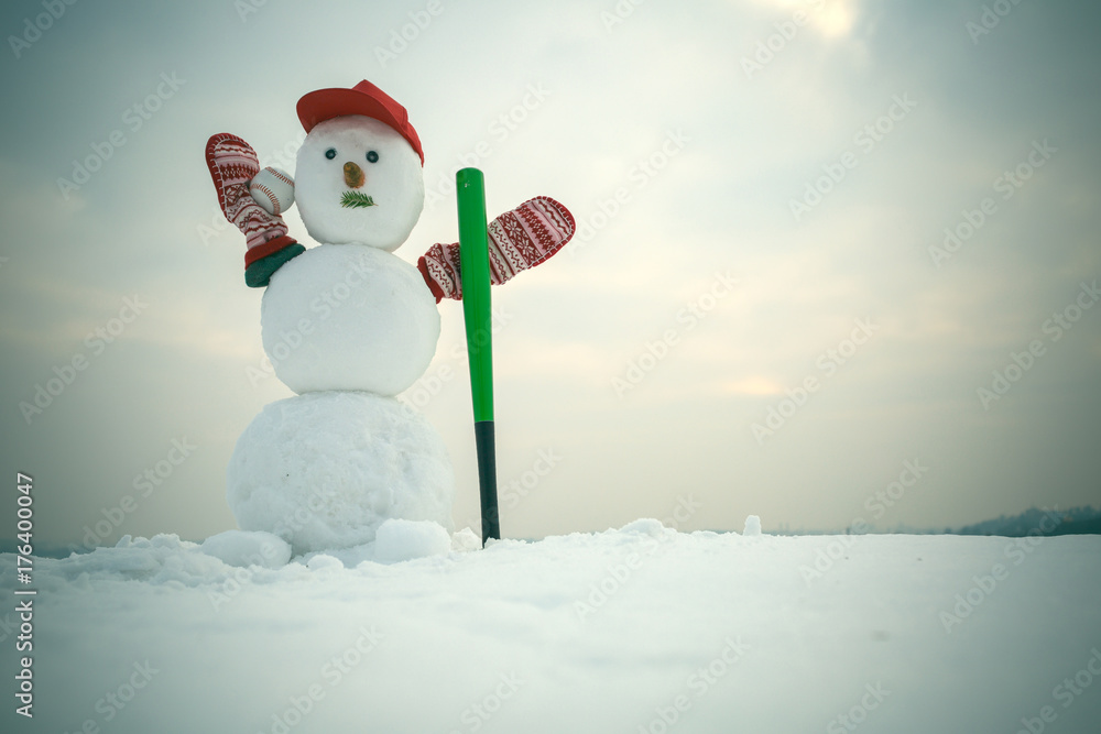 Obraz premium New year snowman from snow in cap and mittens.