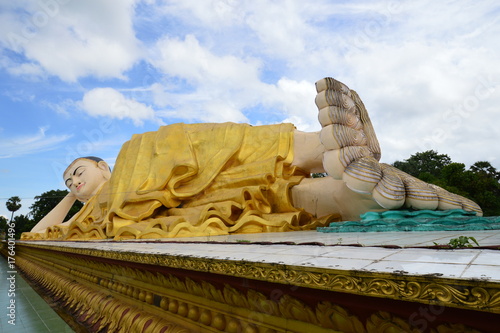 Die riesige Statue vom liegenden Buddha ( Tha Lyaung Buddha ) in Bago, Myanmar photo