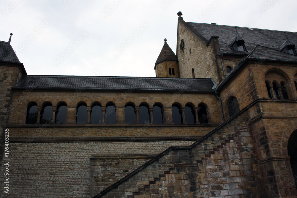 Fassade der Kaiserpfalz in Goslar vor grauem Himmel