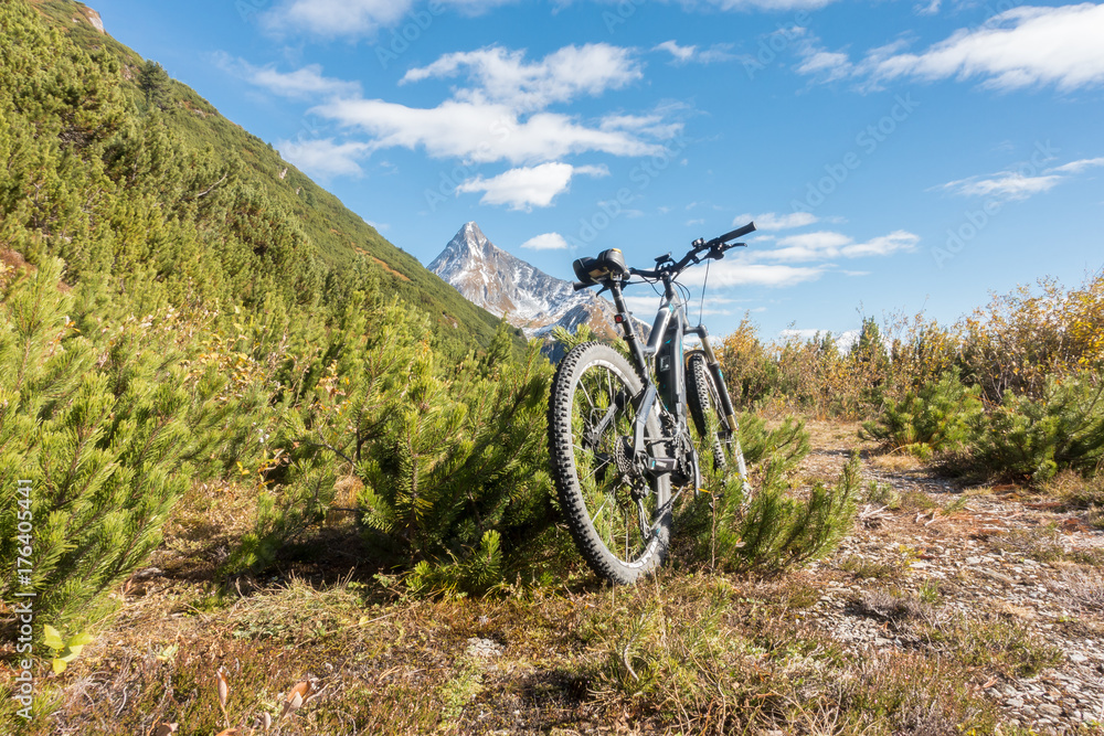 Mountainbike in den herbstlichen Alpen