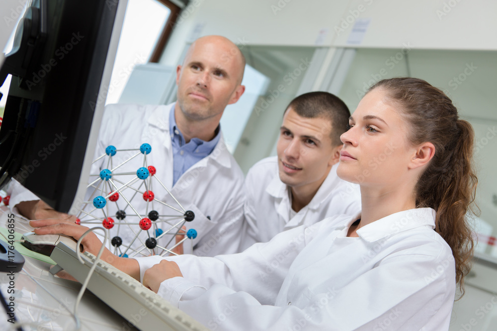 Obraz premium cheerful scientist in lab