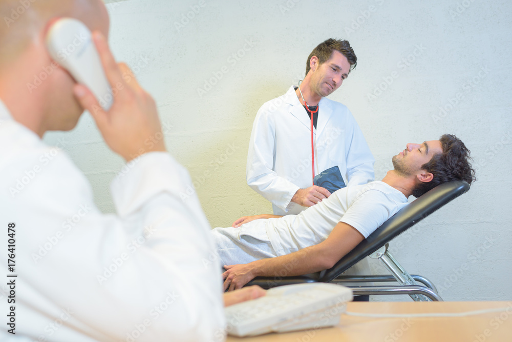 Obraz premium young man laying on a hospital bed
