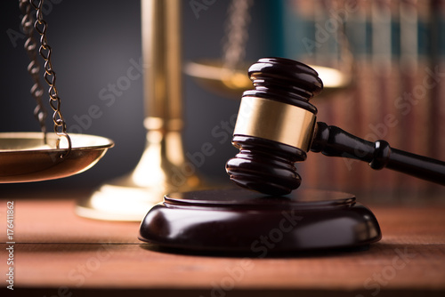 Fototapete Law scales and wooden gavel