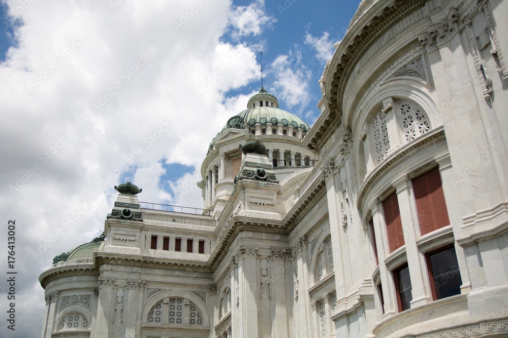 Naklejka premium Ananta Samakhom Throne Hall at Bright Blue Sky