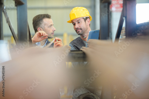 2 workers talking in the warehouse