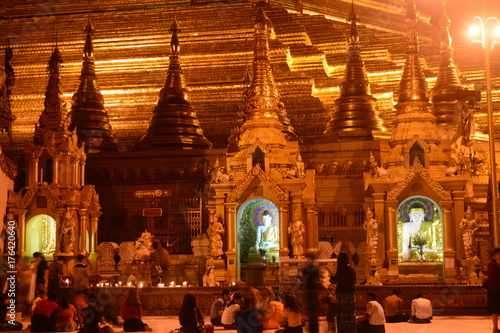 Die goldene Shwedagon Pagode in Yangon, Myanmar bei Nacht