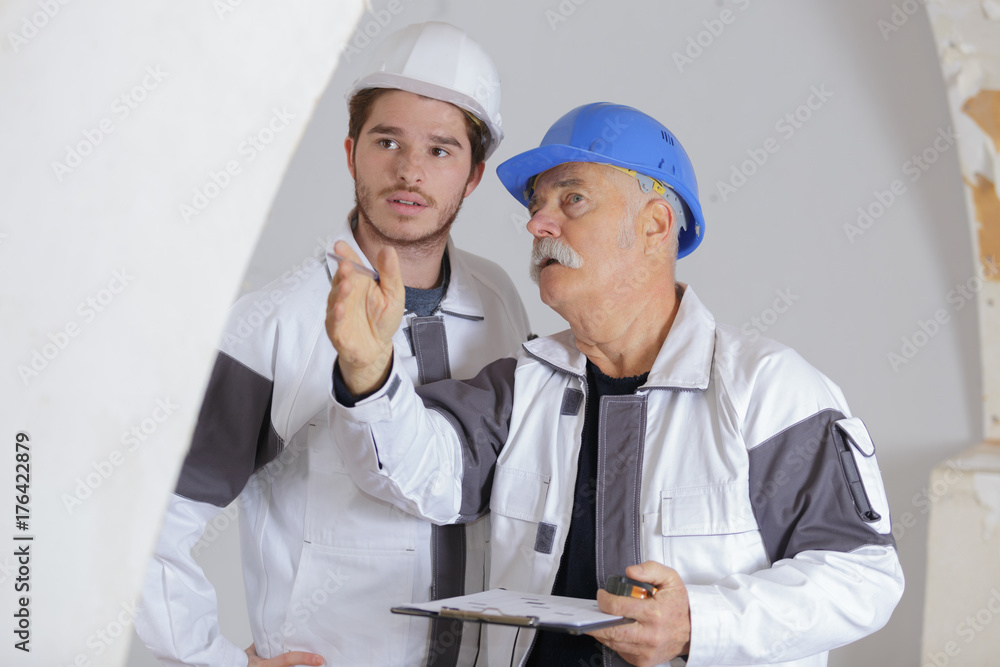 builder manager giving instructions