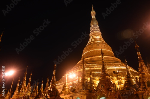 Die goldene Shwedagon Pagode in Yangon, Myanmar bei Nacht photo