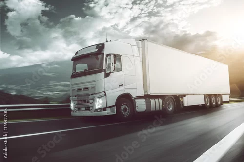 Obraz Ciężarówka na autostradzie