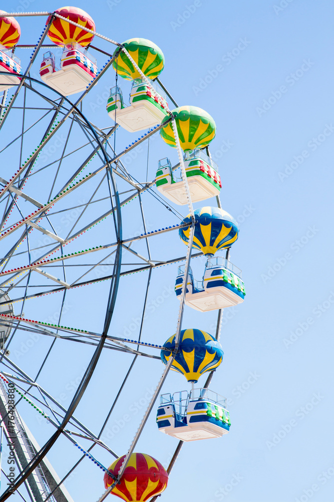 Fototapeta premium Ferris wheel on blue sky background
