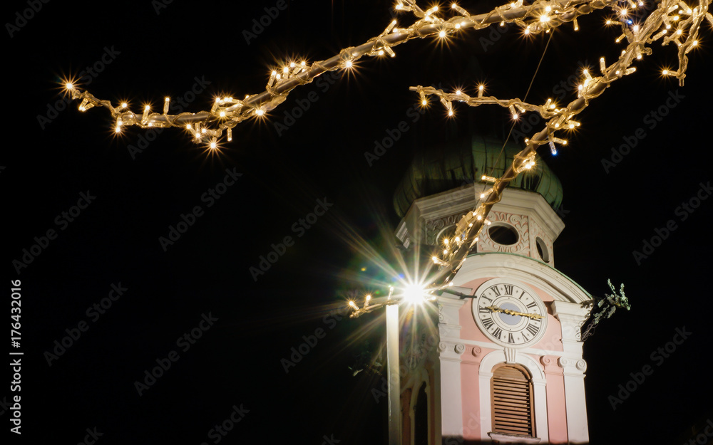 Weihnachtlich beleuchteter Kirchturm in Innsbruck