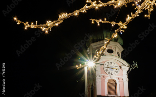 Obraz na płótnie Weihnachtlich beleuchteter Kirchturm in Innsbruck w salonie