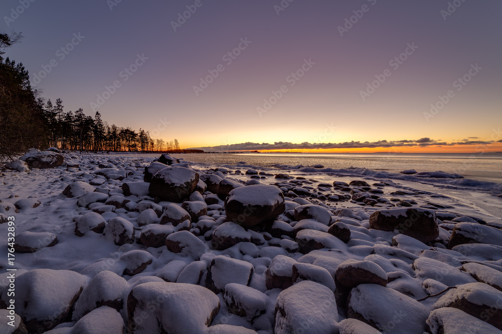 Fototapeta premium Snow and rocks at sea