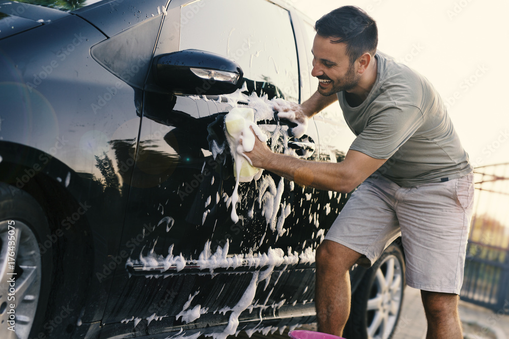 The man is washing the car. Автомойка мужчина. Car washing. Family car wash. Человек моет машину.