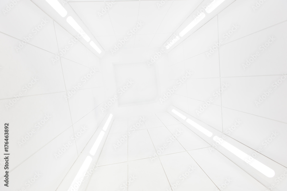 Obraz premium Widok centrum wnętrza statku kosmicznego z jasną białą teksturą, futurystyczny korytarz wewnętrzny, statek kosmiczny, futurystyczna architektura,