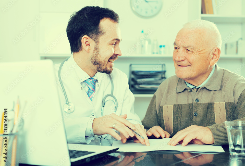 Obraz premium Man visiting doctor