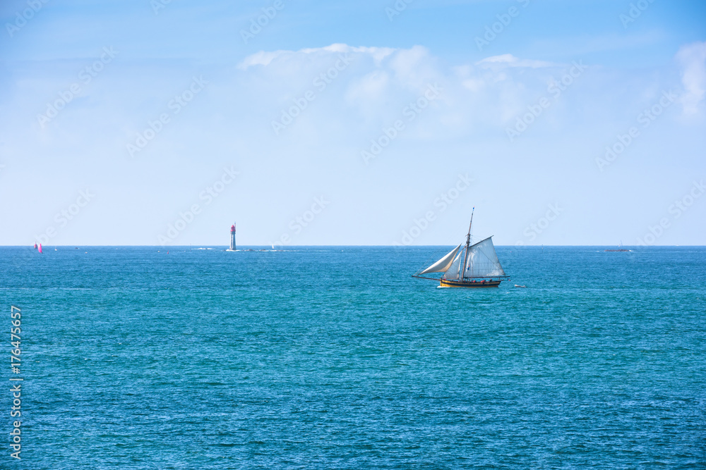 Obraz premium Bright blue sea and a yacht