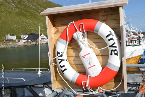 Magerøya, Skarsvåg, Rettungsreifen, Schwimmreifen, Boje, Rettung, Kasten, Sicherheit, Schutz, Kutter, Fischkutter, Hafen photo