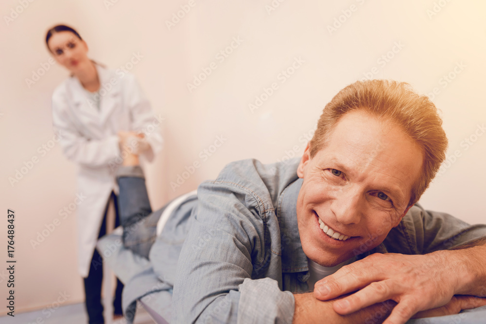 Obraz premium Relaxed man looking straight at camera