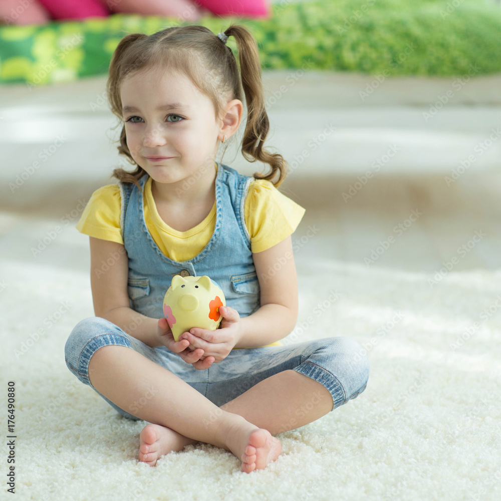Fototapeta premium Child with a piggy bank 