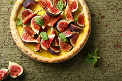 Tart with fresh figs and custard top view