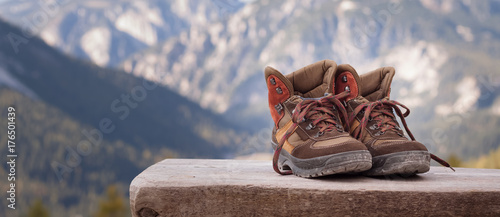 Wanderschuhe in den Bergen auf der Bank